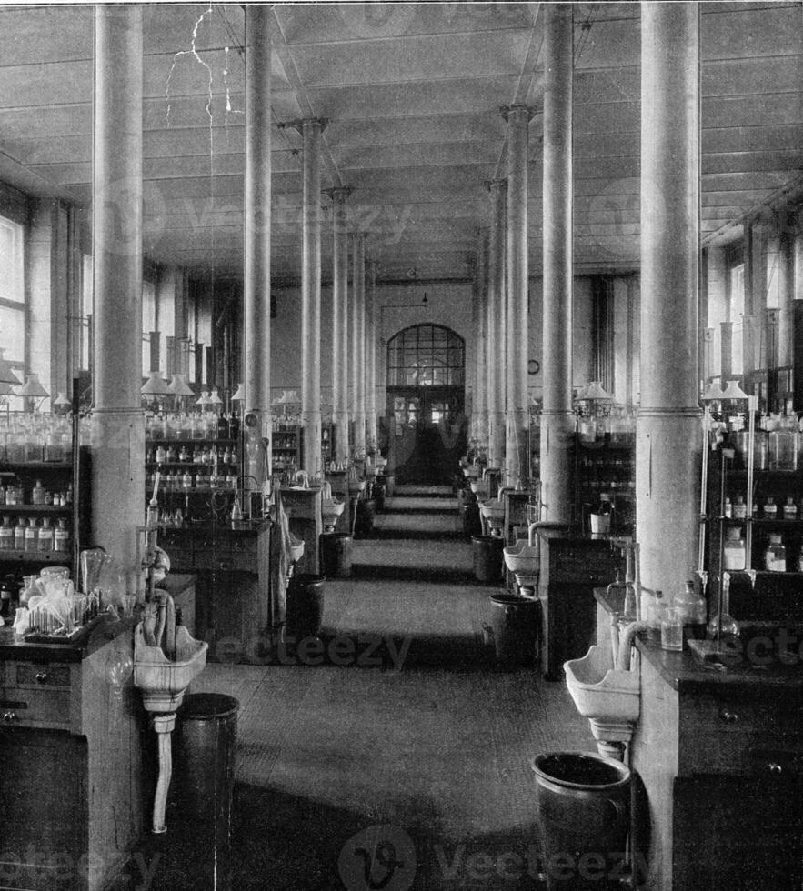 estudiante trabajo habitación en el pre-aire químico instituto de el Universidad de Berlina, Clásico grabado. foto