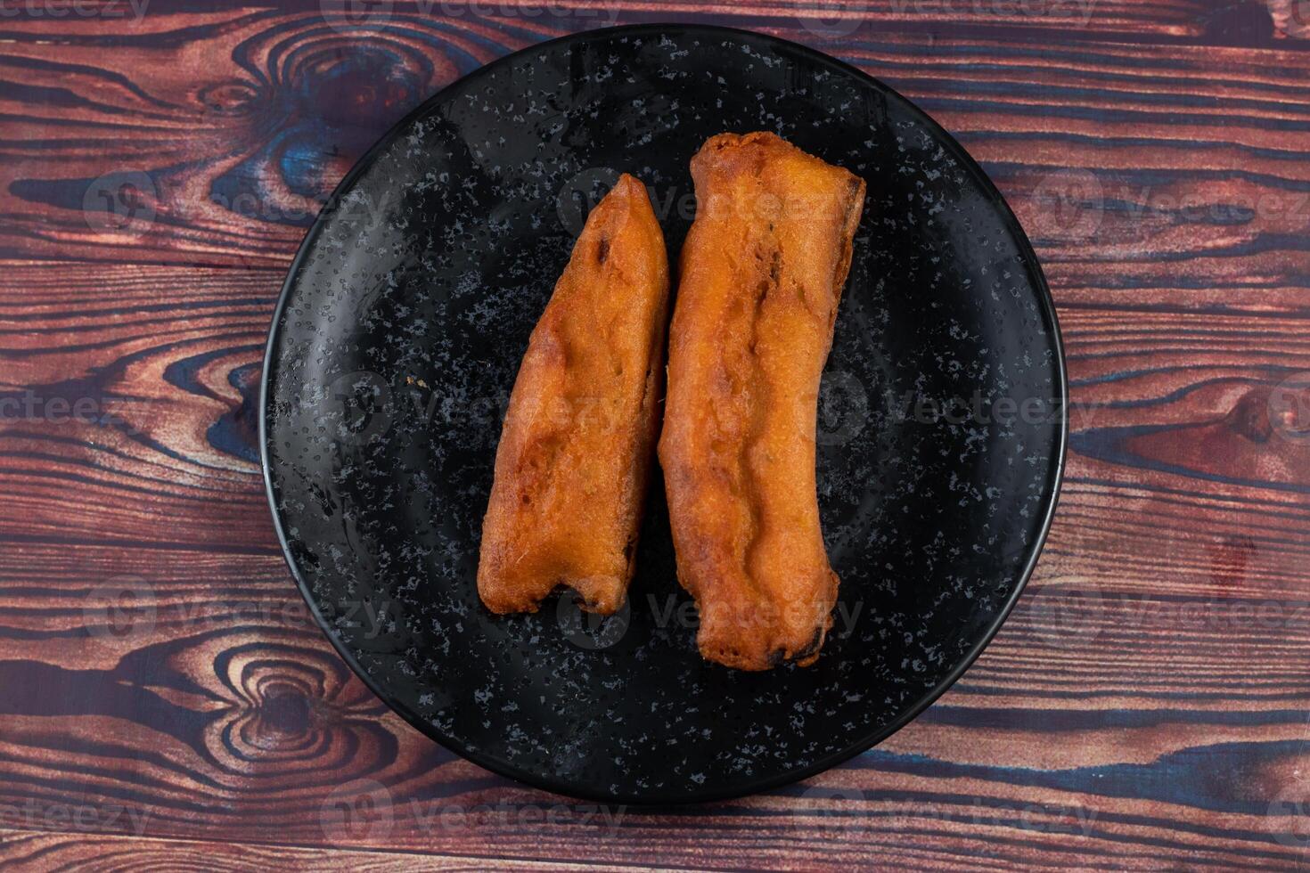 profundo frito brinjal pakora o comenzado servido en un plato aislado en antecedentes parte superior ver de indio y bengalí comida foto