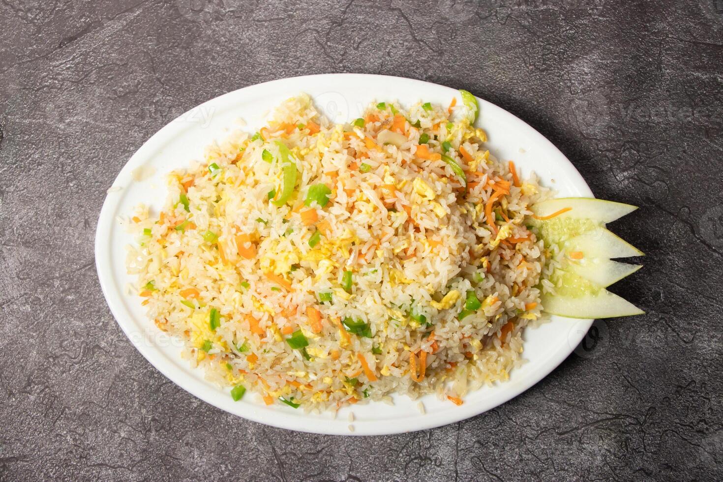 huevo frito arroz con Pimiento y Pepino servido en plato aislado en antecedentes parte superior ver de Bangladesh comida foto