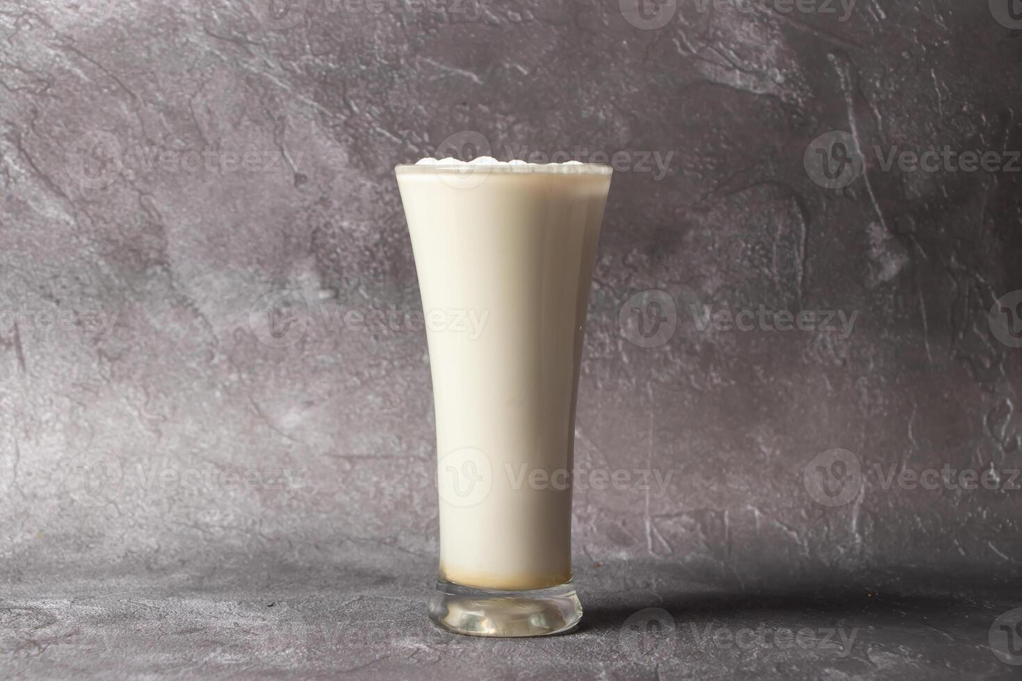 vainilla malteada o lassi y Leche servido en vaso aislado en antecedentes parte superior ver de Bangladesh comida foto