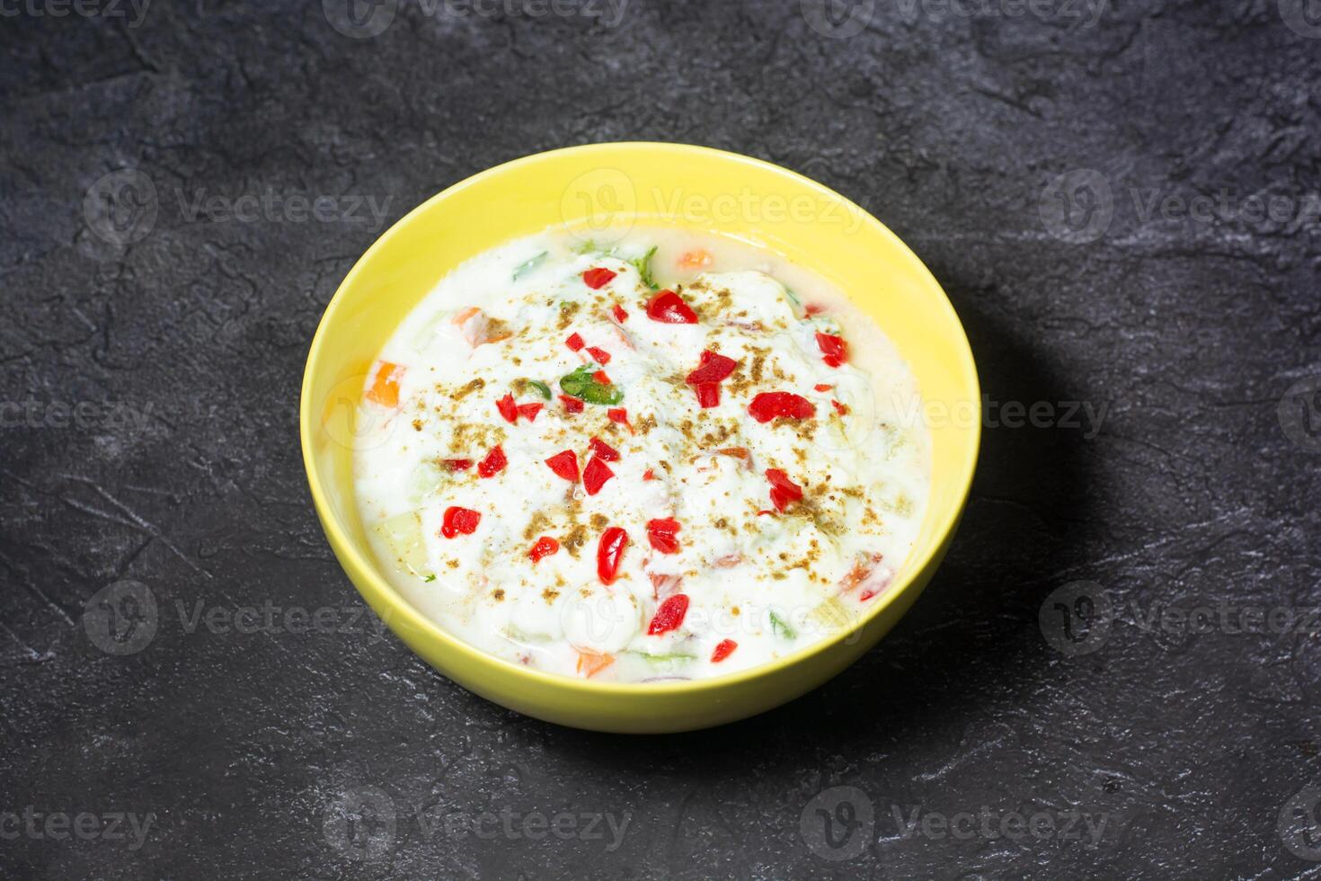 picante raita verdura, pepino, menta y tomate servido en plato aislado en gris antecedentes parte superior ver de indio y Bangladesh comida foto