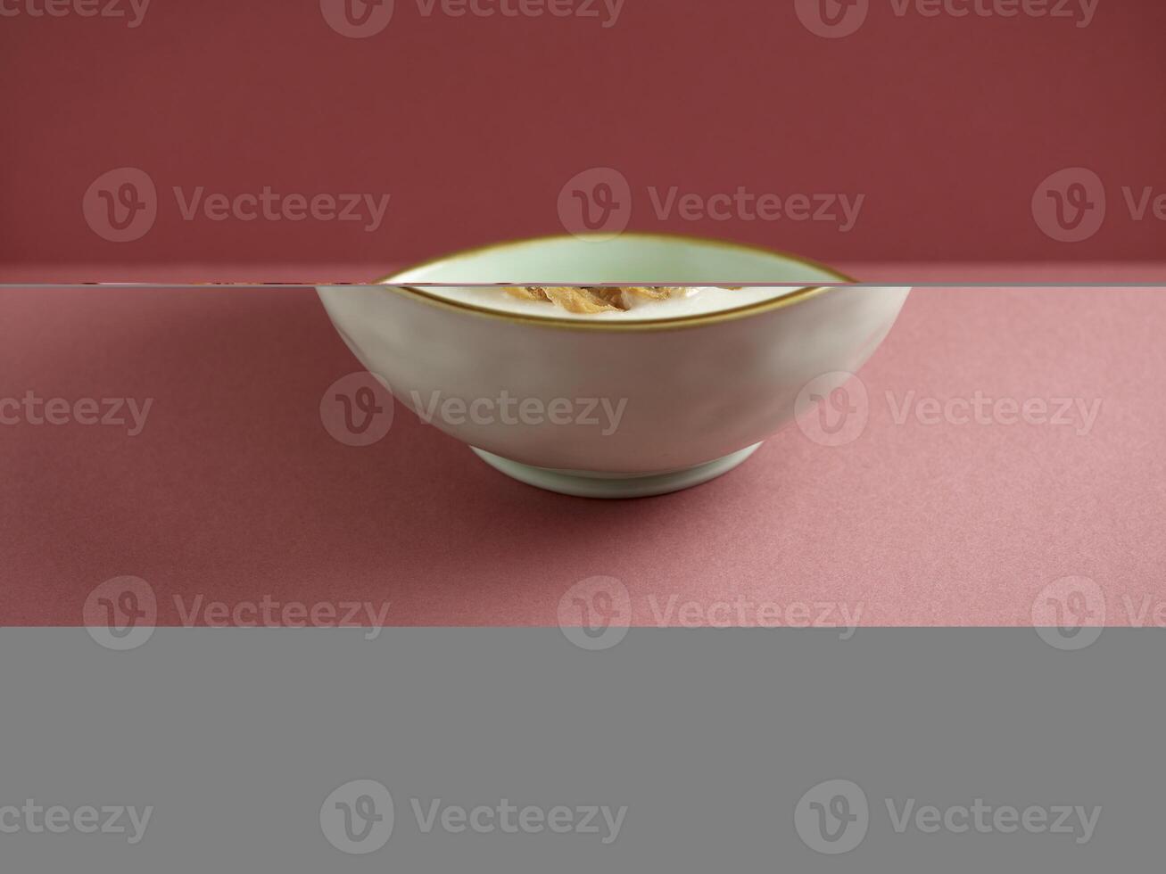 llanura congee servido en un plato aislado en estera lado ver en gris antecedentes foto