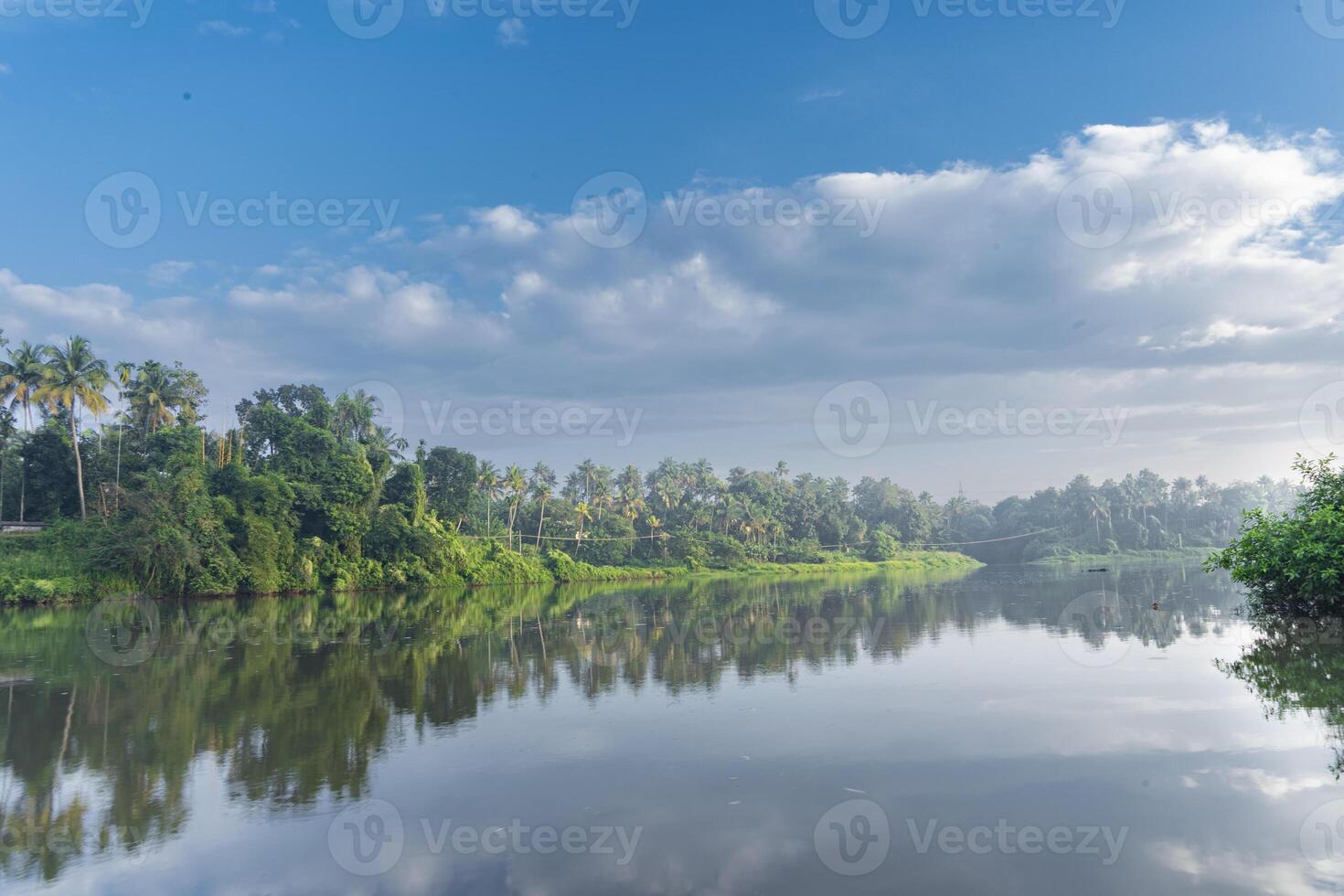 un hermoso paisaje de paisaje con río, cielo en pueblo en kerala, India foto
