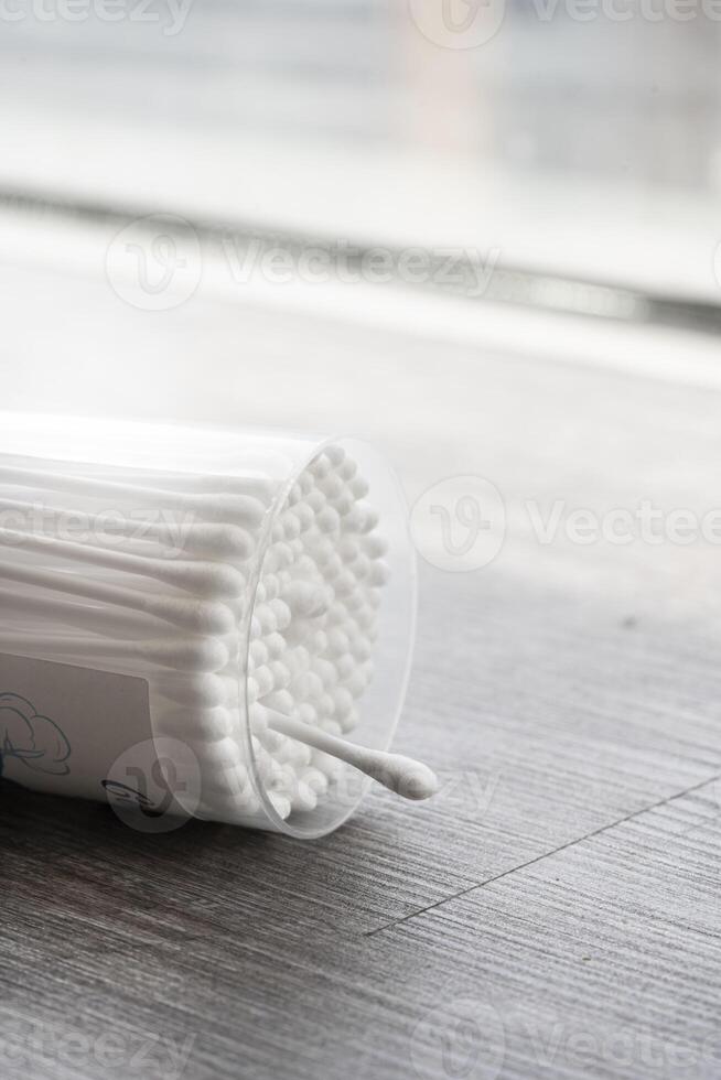 macro ver de blanco algodón oído limpieza brotes arreglado en blanco fondo bien en un envase foto