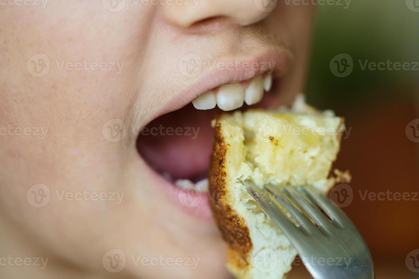 cosecha anónimo joven niña comiendo delicioso patata tortilla foto