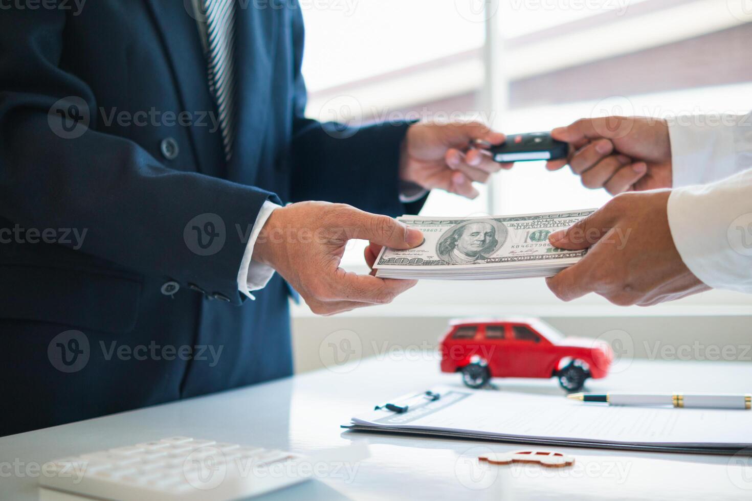 Car dealers are offering promotions to customers and calculating the cost of leasing a new EV car. Buyers have agreed to lease-purchase EV cars from dealers because they are cost-effective. photo