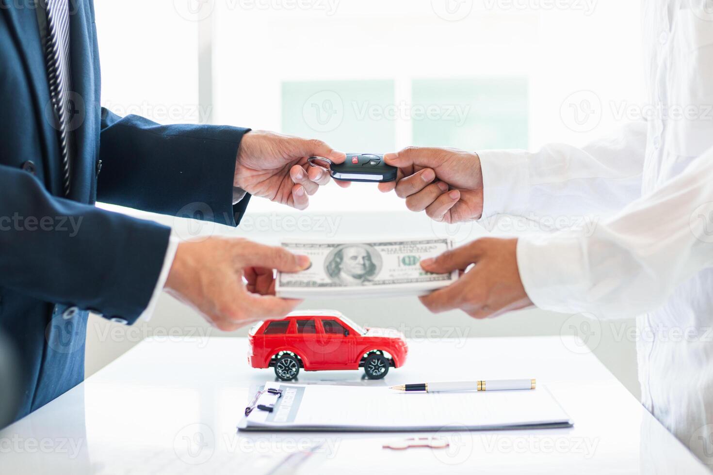 Car dealers are offering promotions to customers and calculating the cost of leasing a new EV car. Buyers have agreed to lease-purchase EV cars from dealers because they are cost-effective. photo