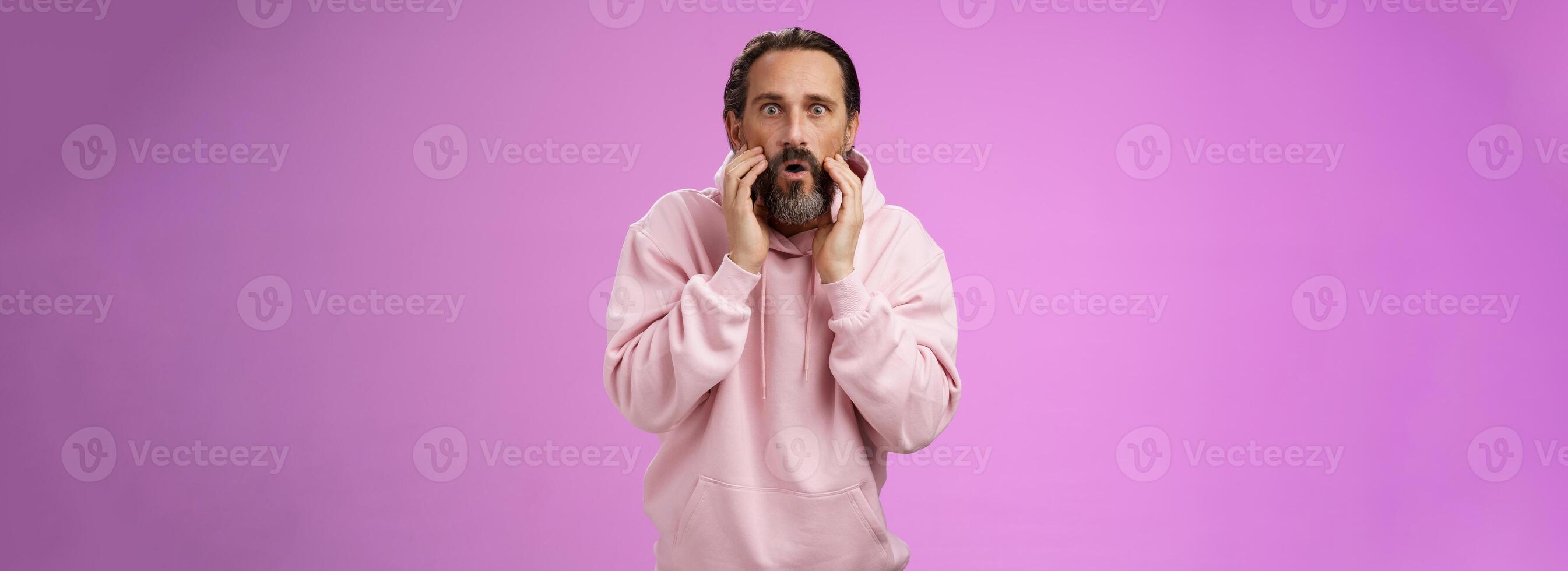 impresionado sorprendido hermoso adulto barbado hombre gris pelo atender Barbero tienda no puedo creer ver propio reflexión volverse elegante Apariencia guay conmovedor cara divertido fascinado ensanchar ojos asombro foto