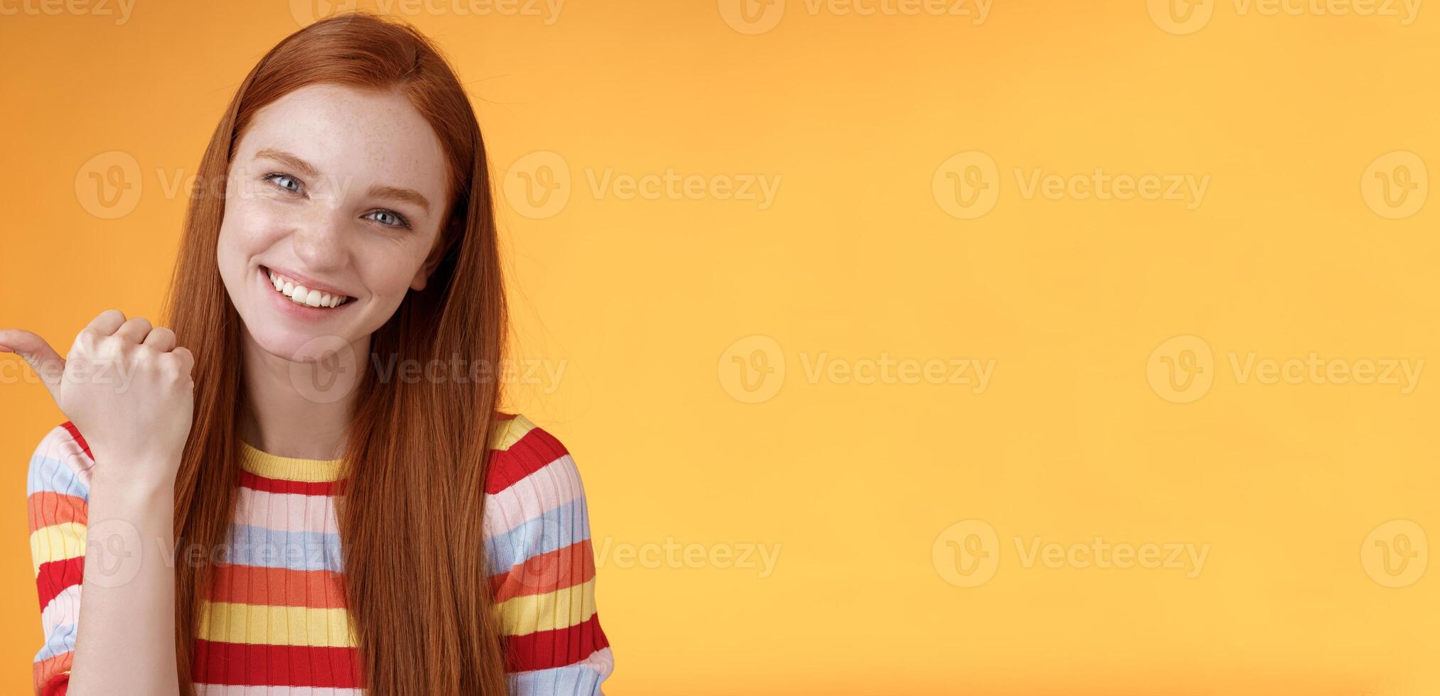 simpático oferta femenino tipo pelirrojo mujer azul ojos señalando pulgar izquierda demostración ubicación dónde encontrar producto Copiar espacio con alegría ayuda discutir interesante promoción sonriendo coqueto, naranja antecedentes foto