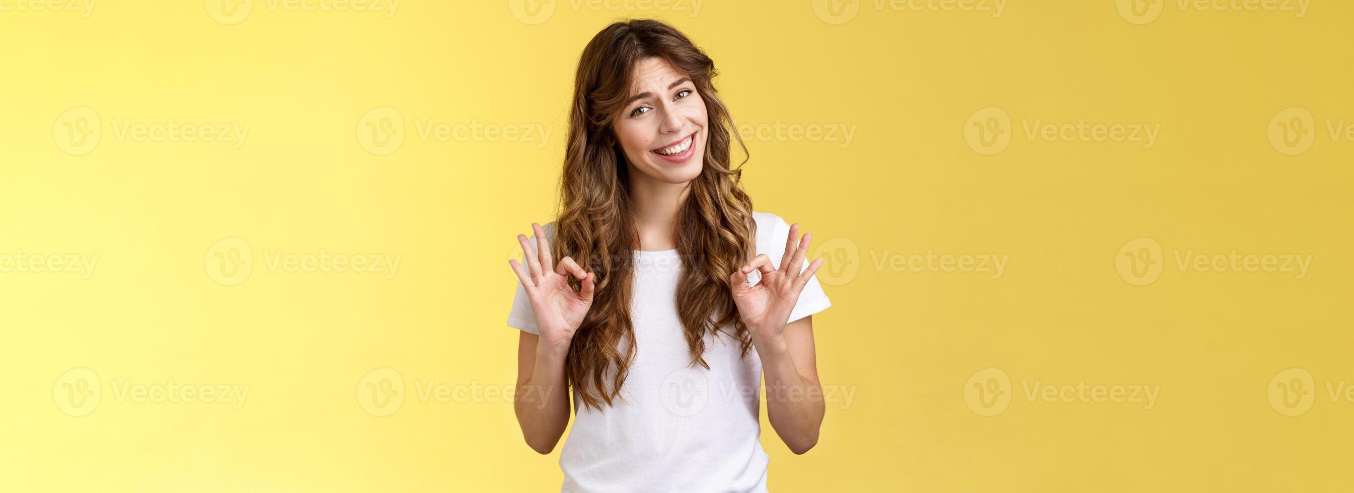 frío todo bueno debajo control. niña muestra Okay anillos gesto sonriente aceptar bueno elección aprobatorio cabecear juicio dar personal opinión actuación excelente, tracción cara no malo expresión foto