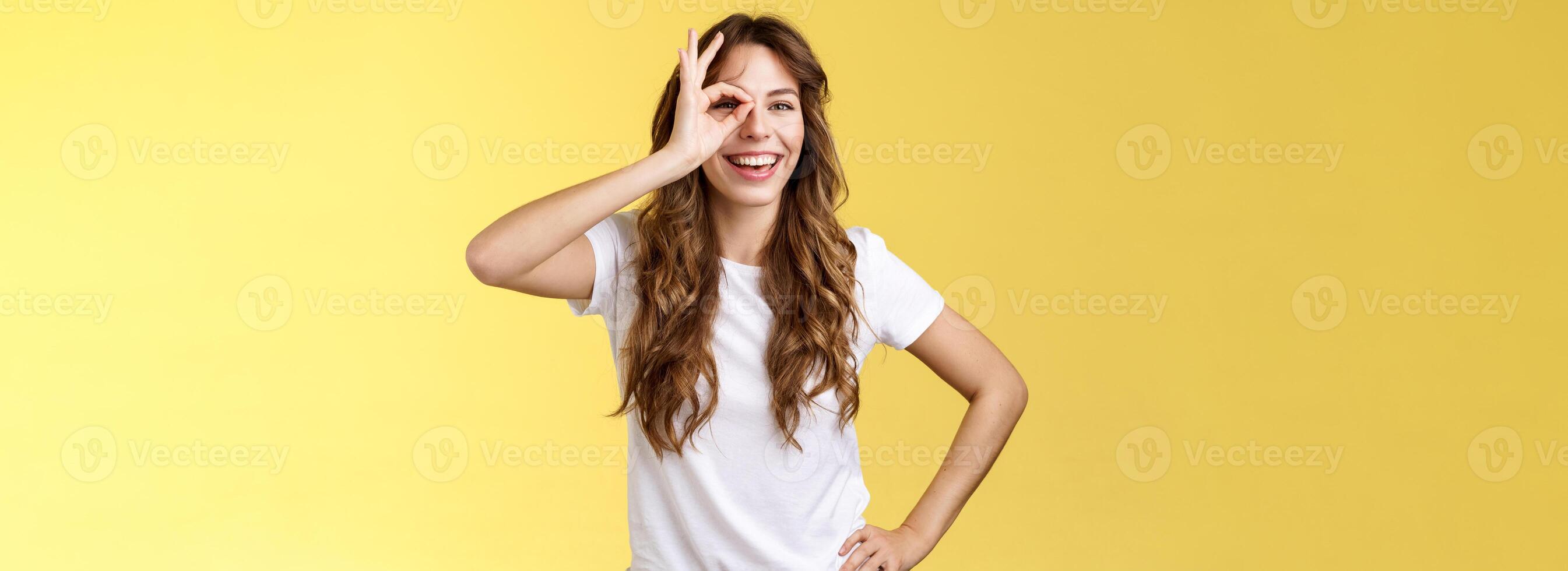 todo ser Perfecto creer tú mismo. carismático confidente descarado joven hembra compañero de trabajo animar amigo tratar difícil felicitar excelente trabajo sonriente en general Mira mediante anillo gesto foto