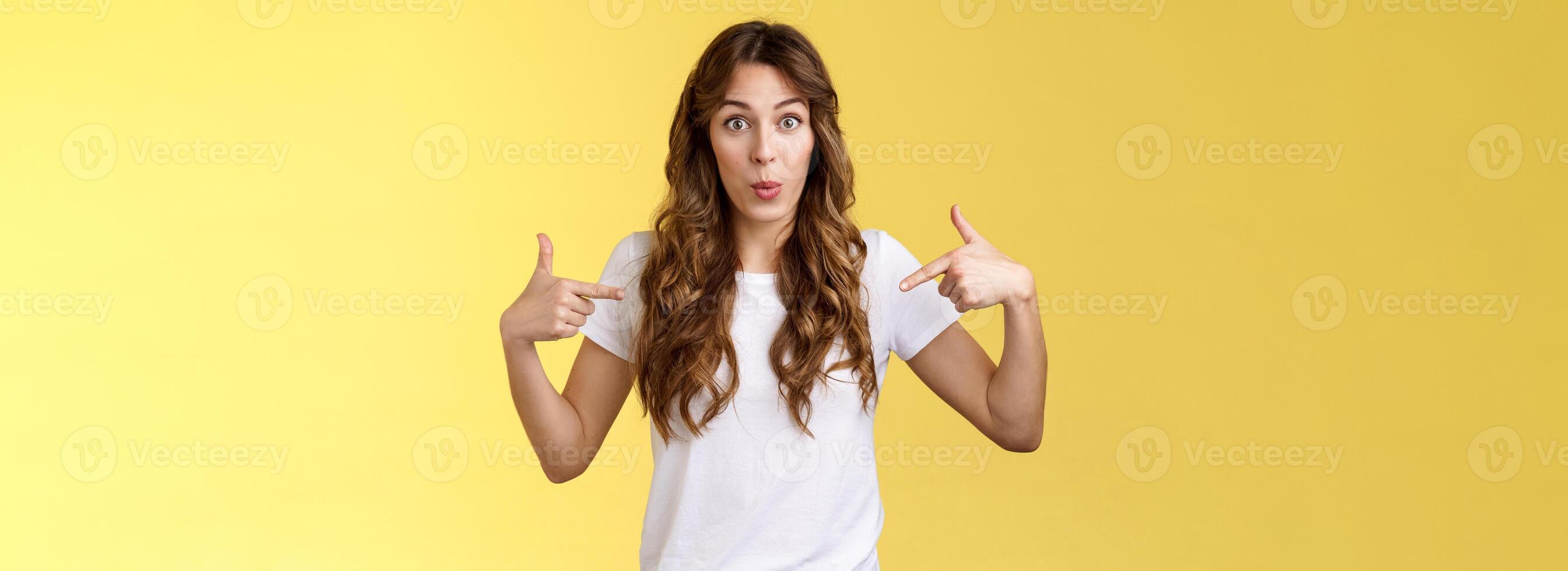 Guau sólo mirar. impresionado sorprendido linda preguntado europeo niña señalando dedos centrar Copiar espacio blanco camiseta plegable labios divertido asombrado increíble promoción genial oportunidad mirada usted cámara foto