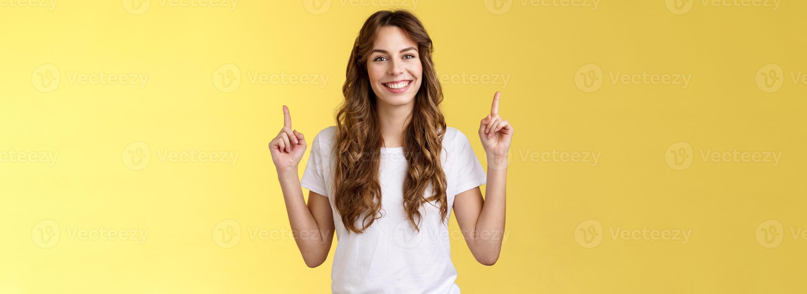 seguro de sí mismo confidente animado encantador europeo alto niña demostración asesorando frio promoción señalando arriba índice dedos sonriente con dientes Encantado introducir excelente elección anuncio amarillo antecedentes foto