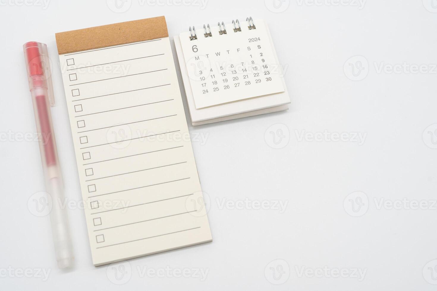 blanco cheque lista o vacío pequeño bloc con caja y sencillo escritorio calendario para junio 2024. blanco Lista de Verificación para texto. Copiar espacio. foto