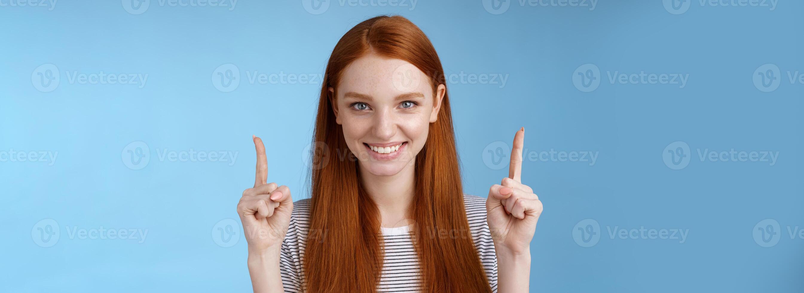 determinado guapo pelirrojo hembra estudiante entrar Universidad final decisión señalando arriba índice dedos elevado con confianza sonriente blanco dientes Mira cámara positivo dando recomendación qué escoger foto