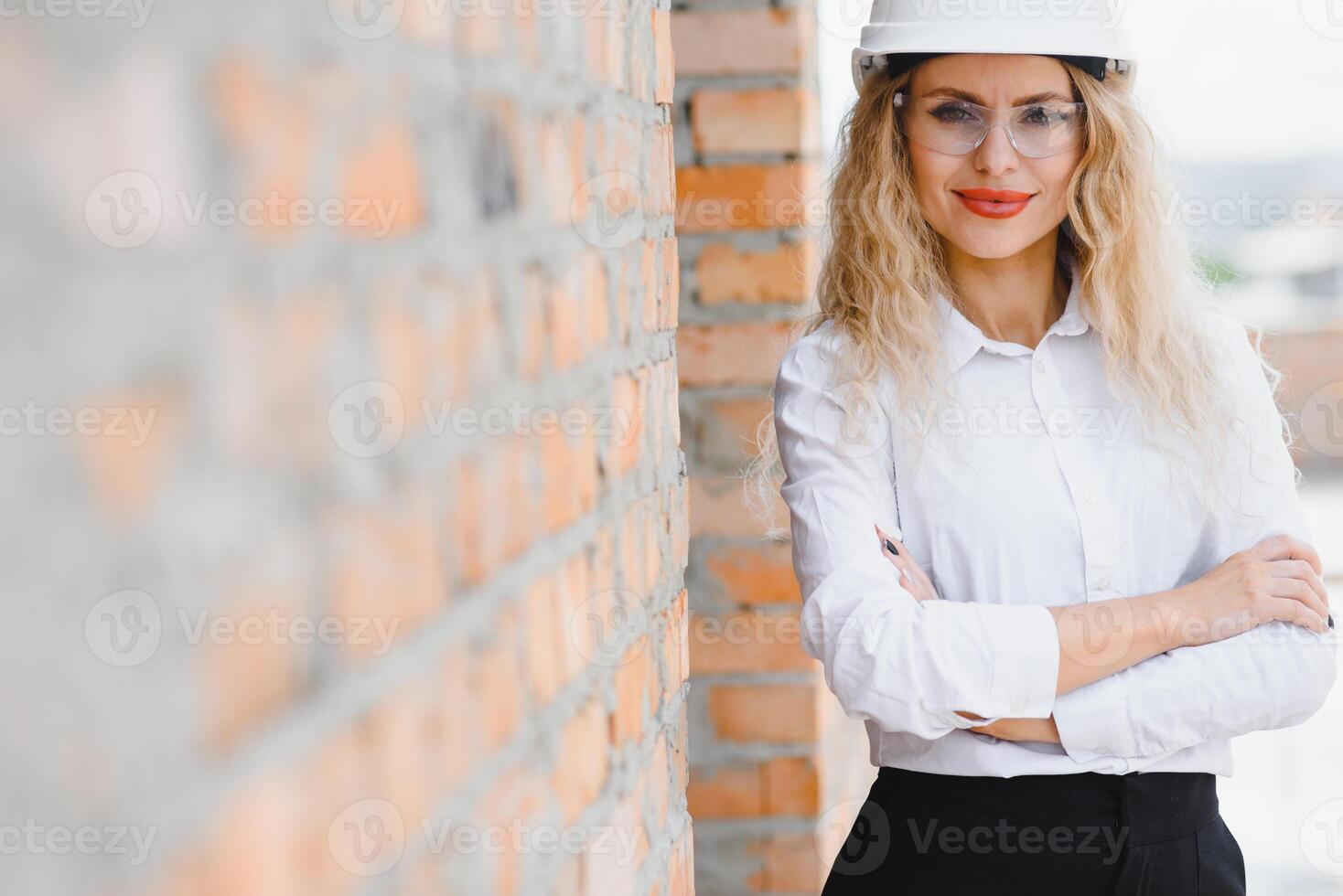 mujer ingeniero Mira a edificio vaso. foto