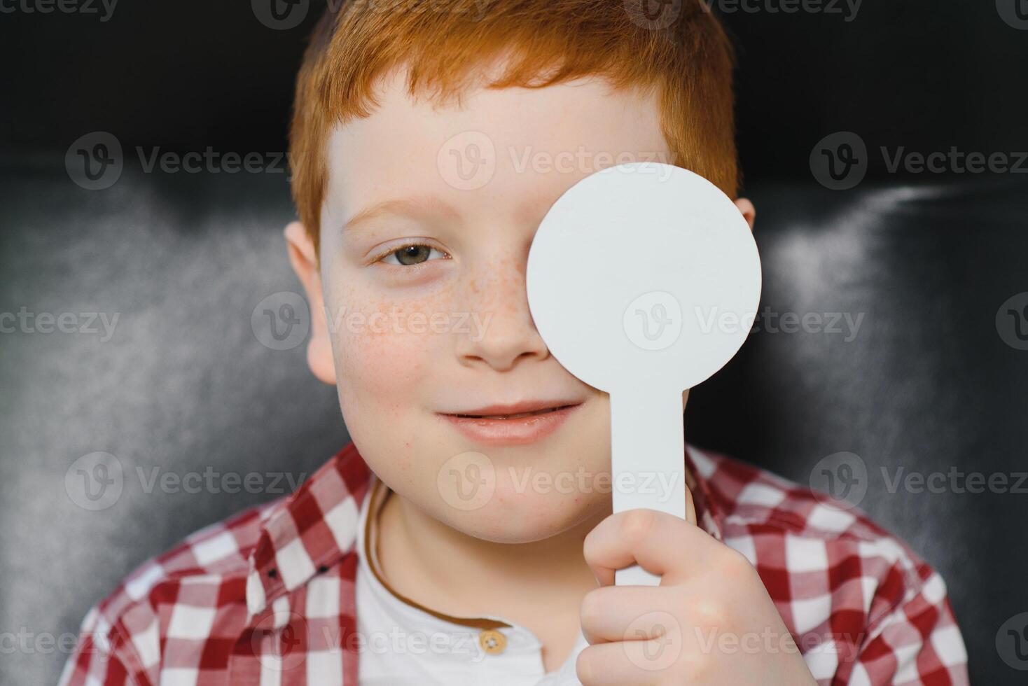 niño a ojo visión prueba. pequeño niño seleccionando lentes a óptico almacenar. vista medición para colegio niños. ojo vestir para niños. médico ejecutando ojo controlar. chico con gafas a letra gráfico foto