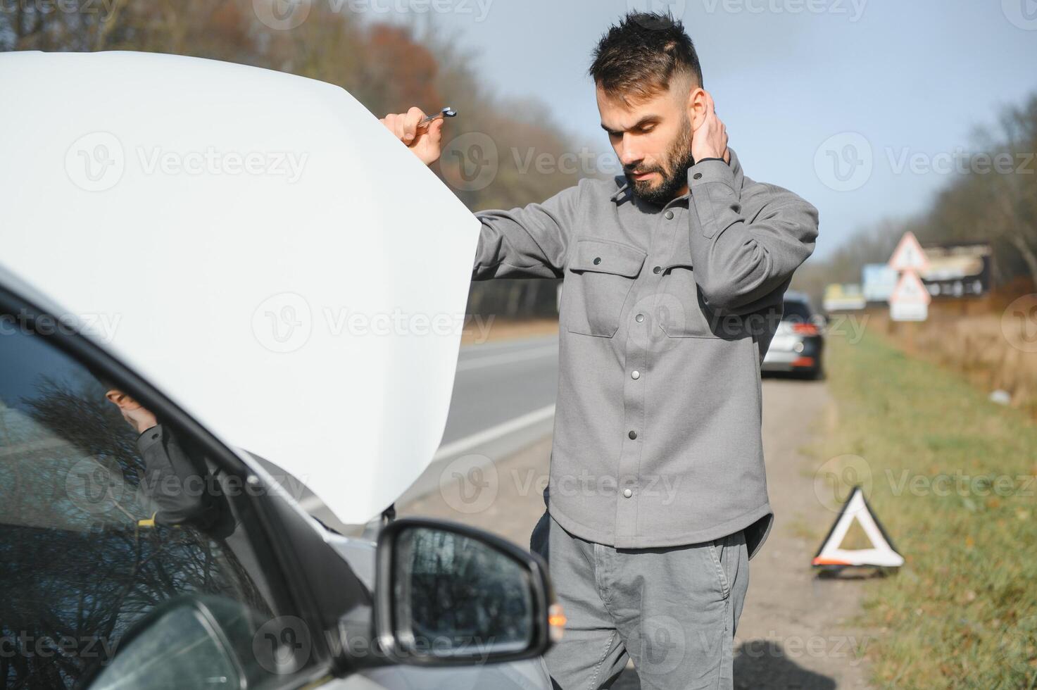 de cerca de un persona mano firma contrato con llaves en eso foto