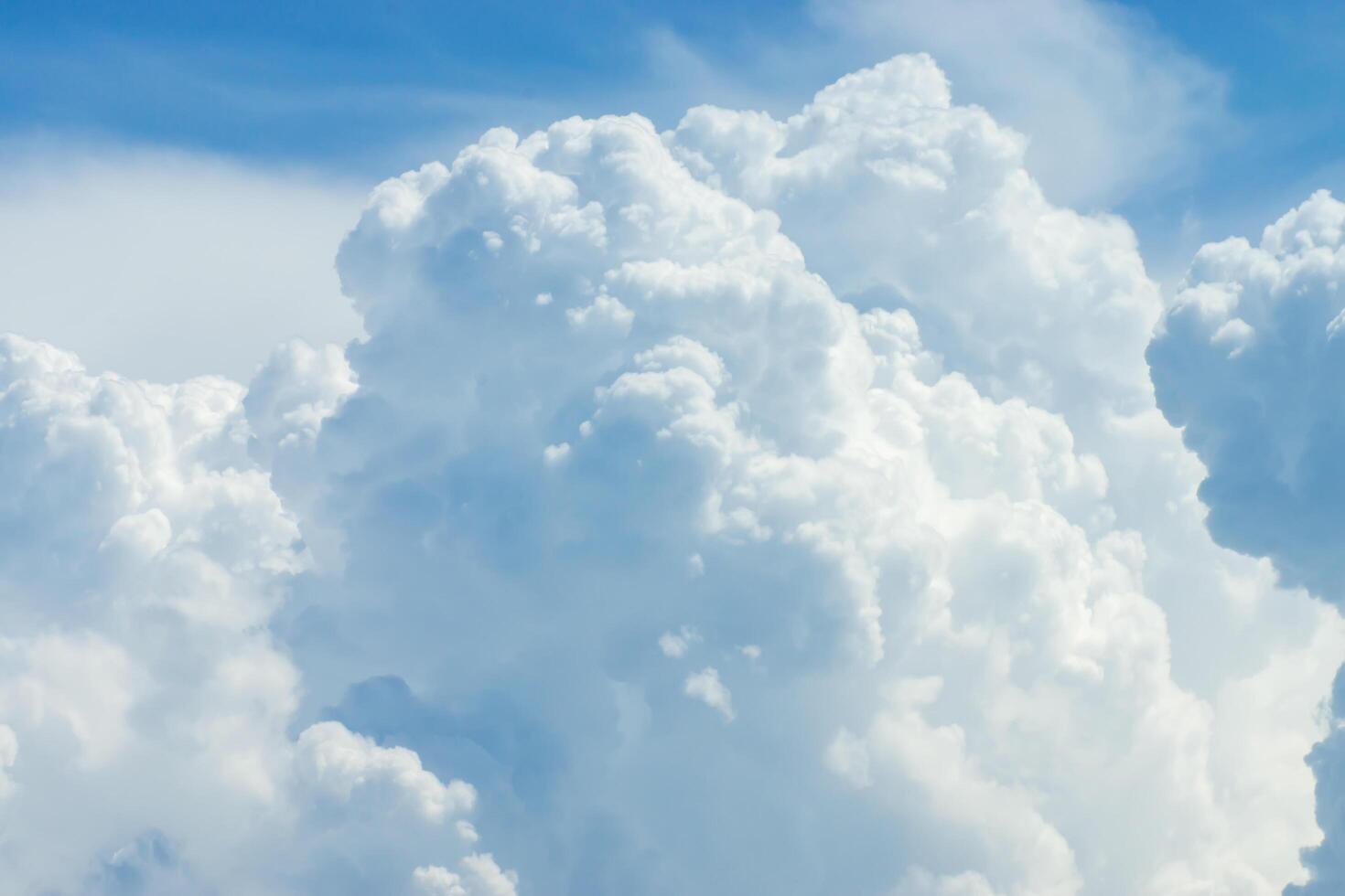 nube blanca en el cielo foto