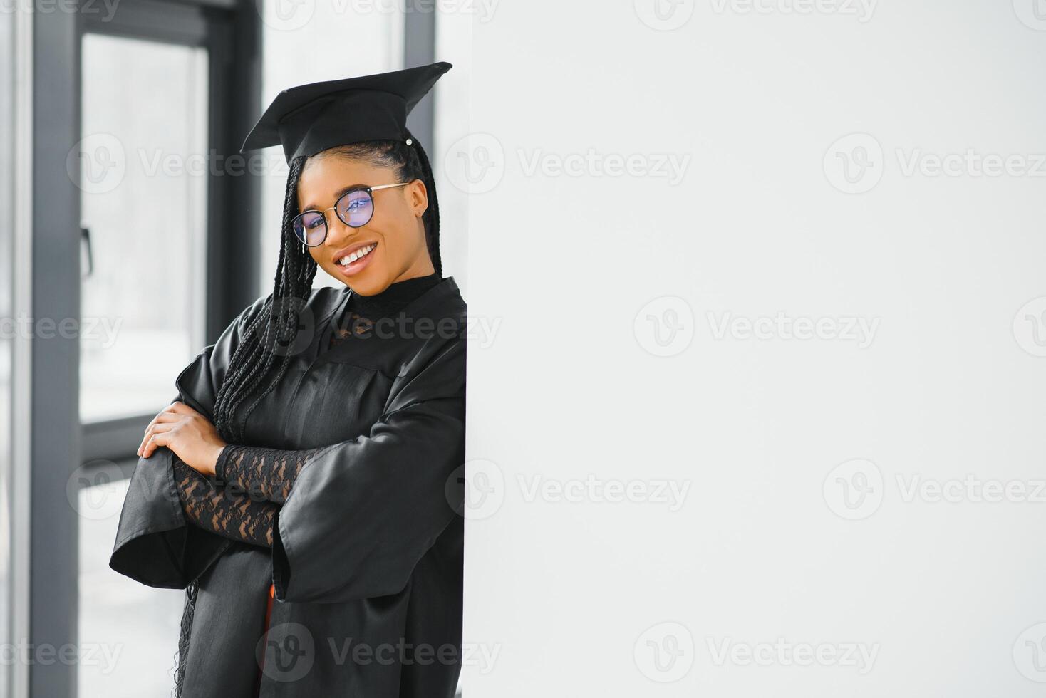 un bonito africano americano mujer graduado foto