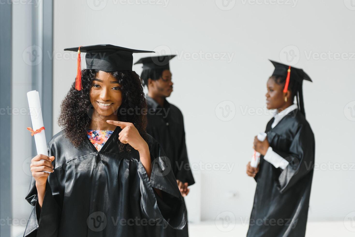 emocionado africano americano mujer a su graduación. foto