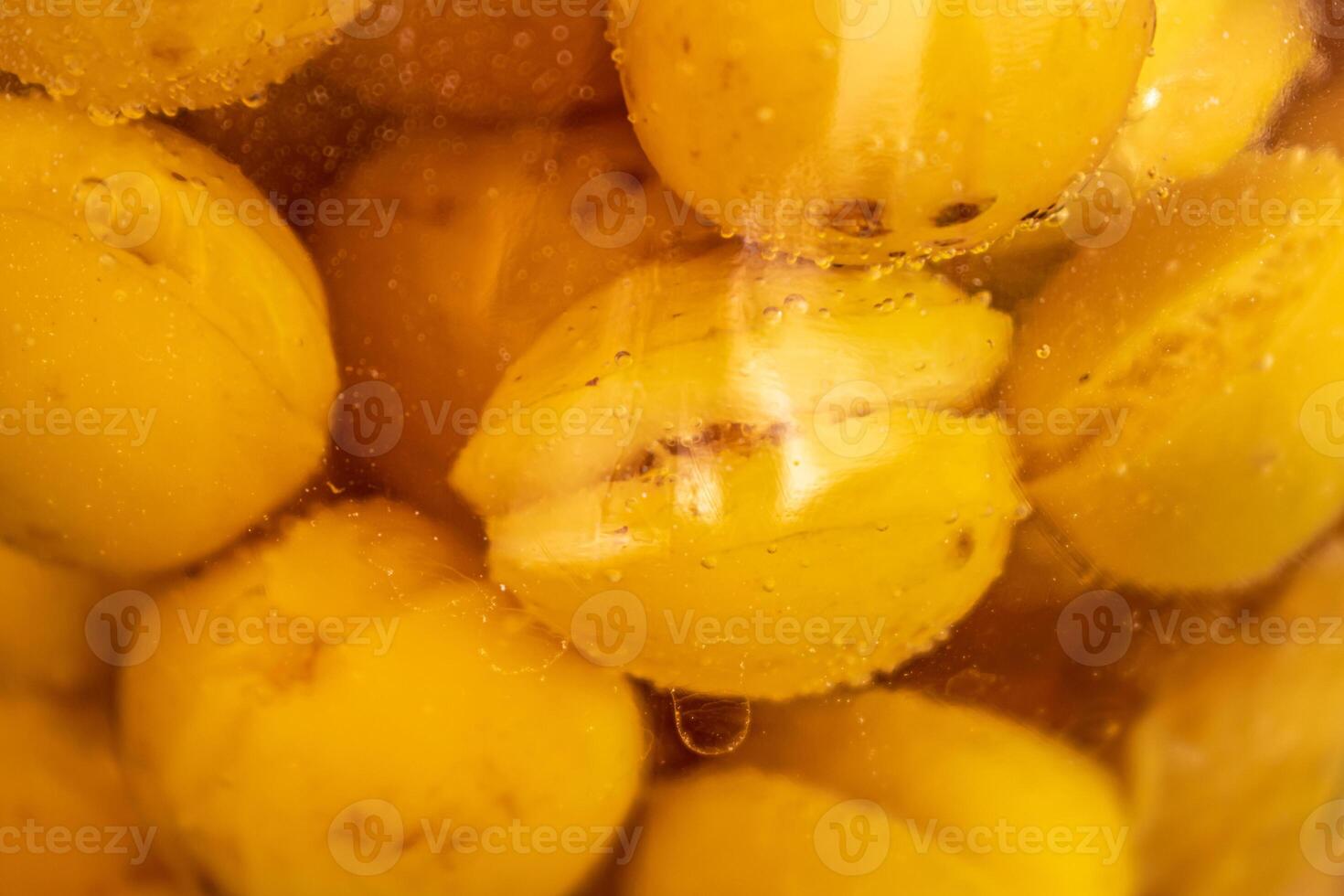 esterilizado mirabelle ciruelas, hecho en casa frutas en jarabe para el invierno, conservas nutrientes foto