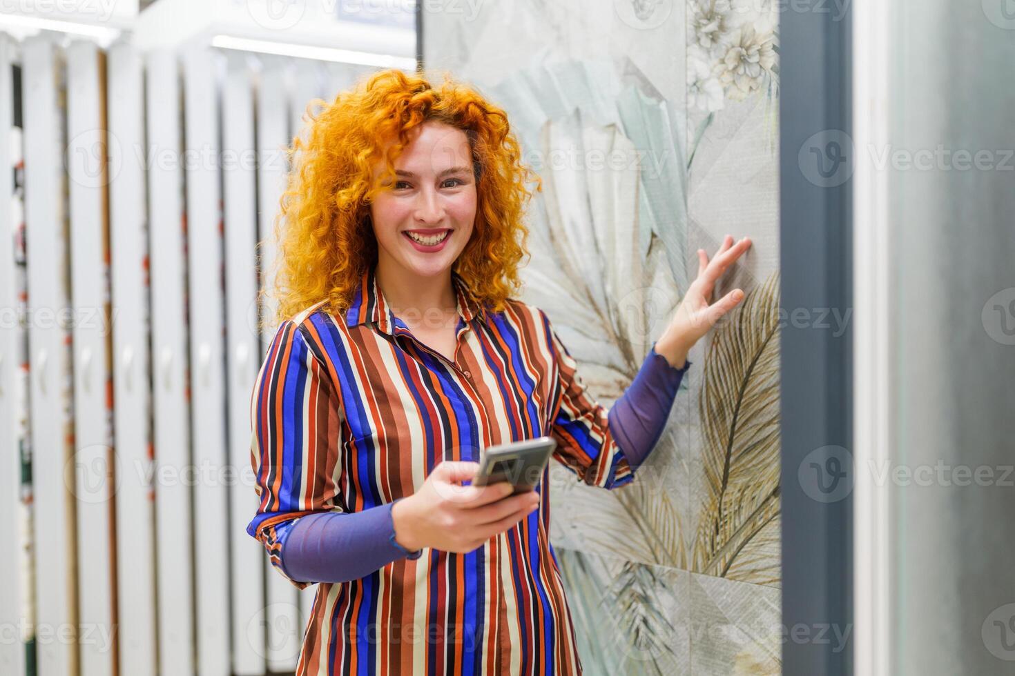 retrato de comprador en baño almacenar. pelirrojo mujer es elegir losas para su departamento. foto