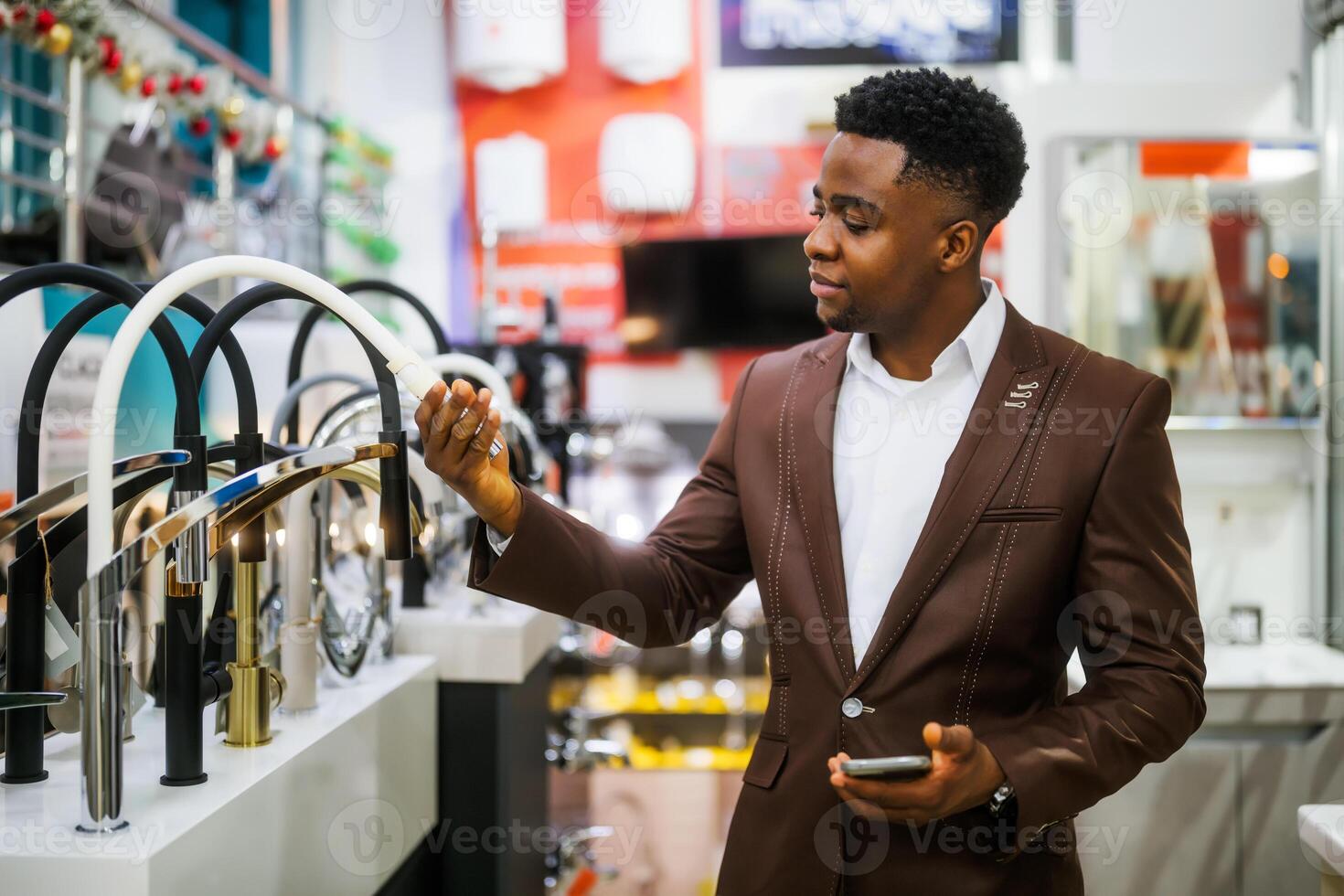 retrato de comprador en baño almacenar. hombre es elegir grifo para su departamento. foto