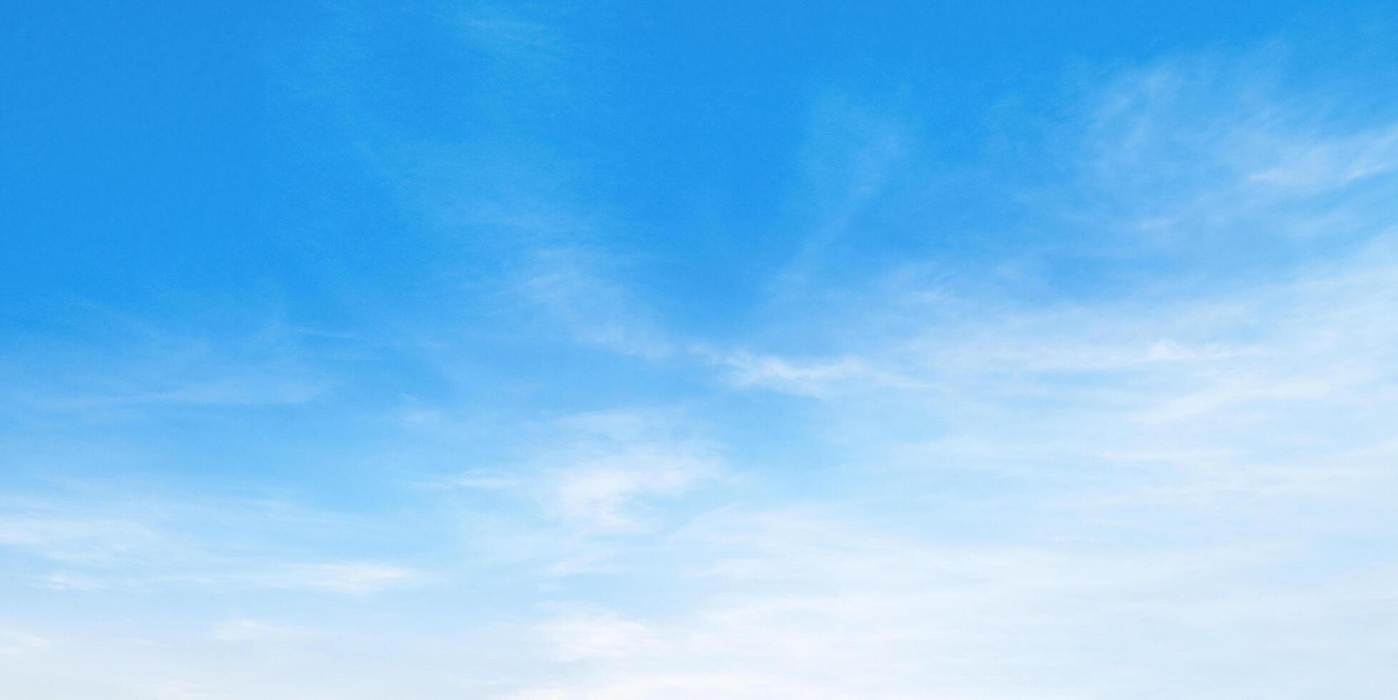 cielo azul con fondo de nubes blancas foto