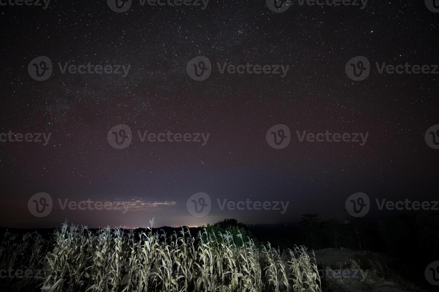 una estrella en el cielo con nubes foto