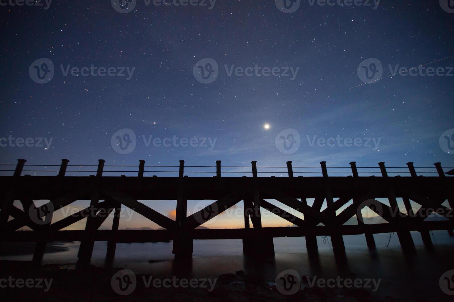 una estrella en el cielo con nubes foto