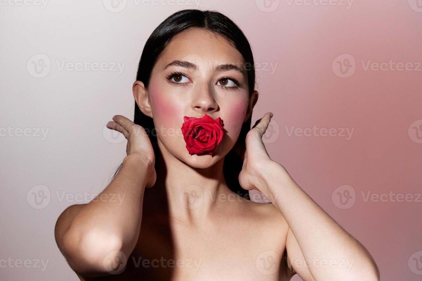 bonito joven mujer con Rosa. un sensual retrato de un espléndido, atractivo hembra modelo con rojo foto