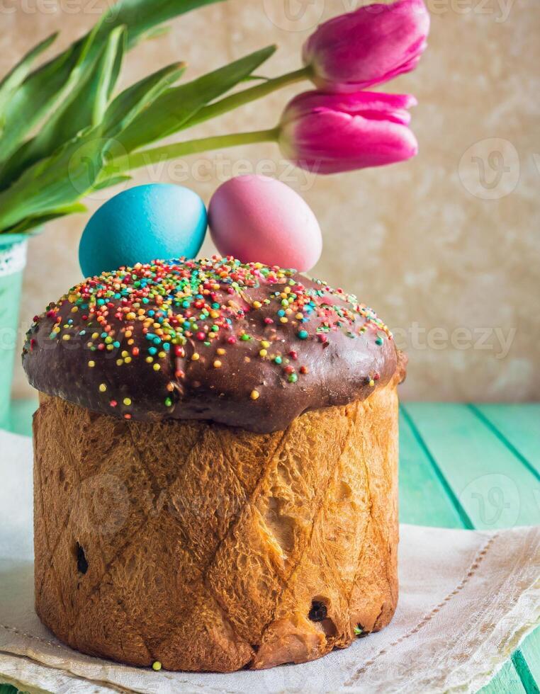 Pascua de Resurrección huevo Panettone un pan pastel antecedentes contento Pascua de Resurrección primavera fiesta tulipán foto