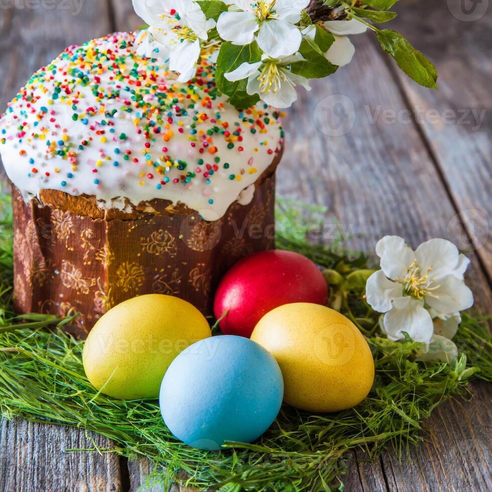 Pascua de Resurrección huevo Panettone un pan pastel antecedentes contento Pascua de Resurrección primavera fiesta tulipán foto