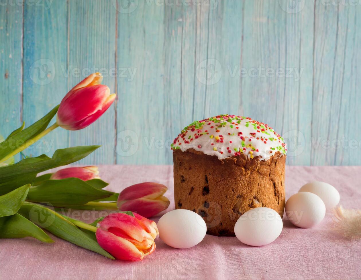 Pascua de Resurrección huevo Panettone un pan pastel antecedentes contento Pascua de Resurrección primavera fiesta tulipán foto