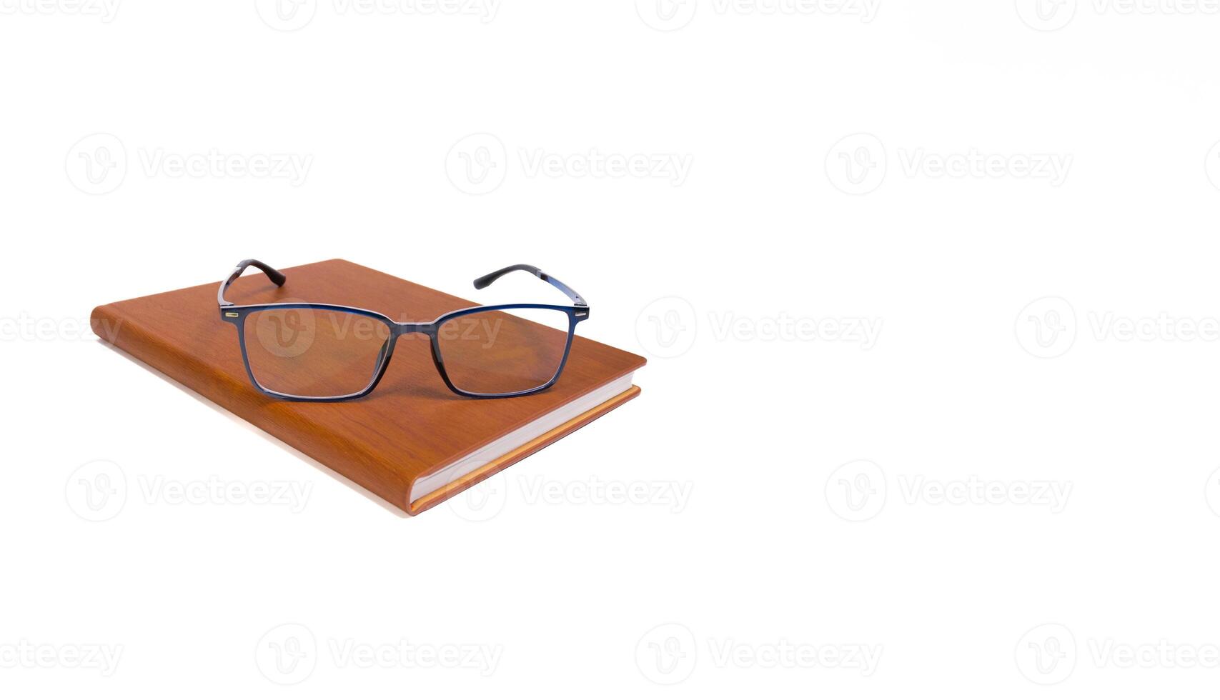 libro y Gafas de sol aislado en blanco antecedentes. después algunos ediciones foto