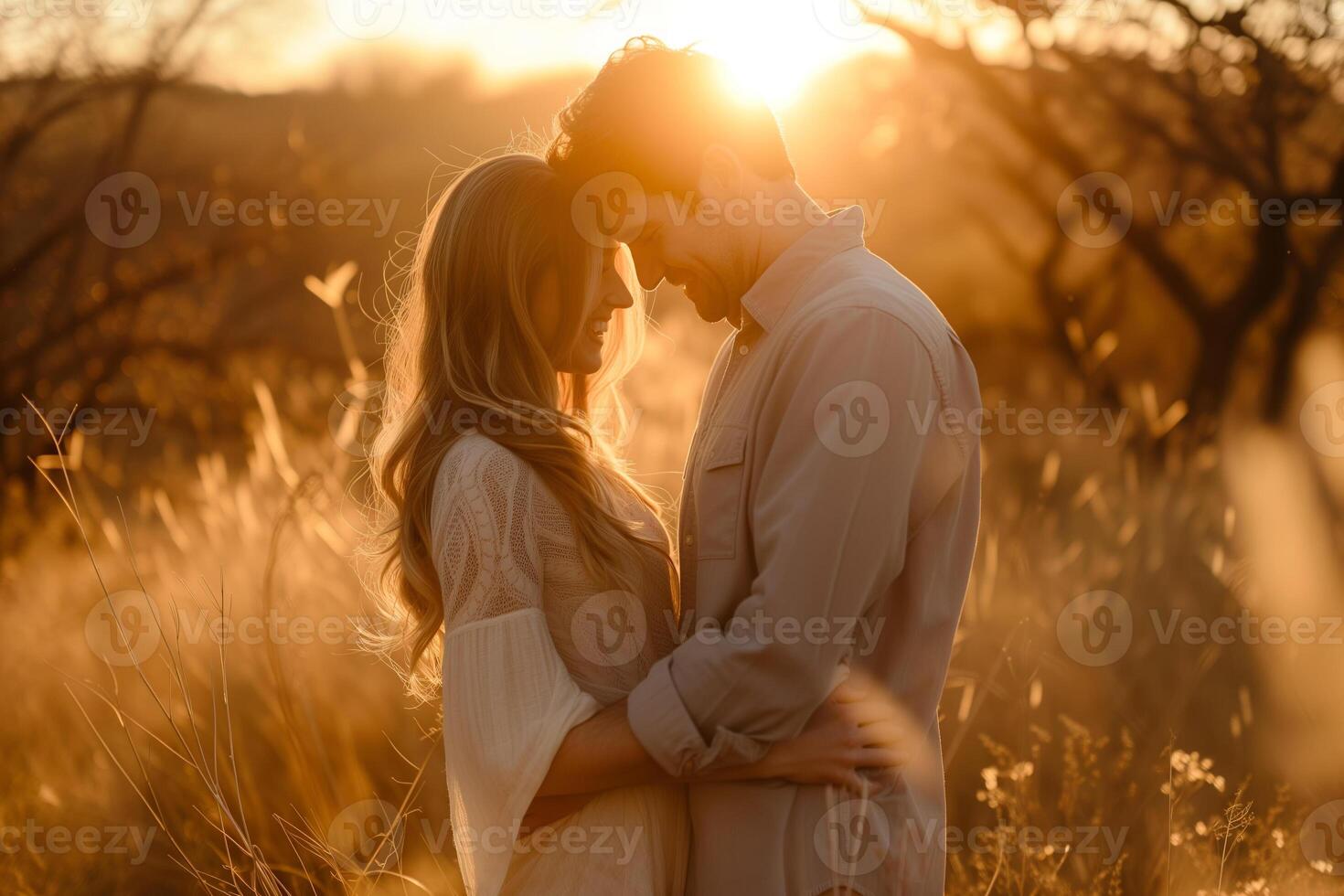 ai generado un romántico silueta de un Pareja abrazando cada otro en un campo, con el calentar y suave resplandor de el ajuste Dom envolvente ellos en un pintoresco paisaje. foto