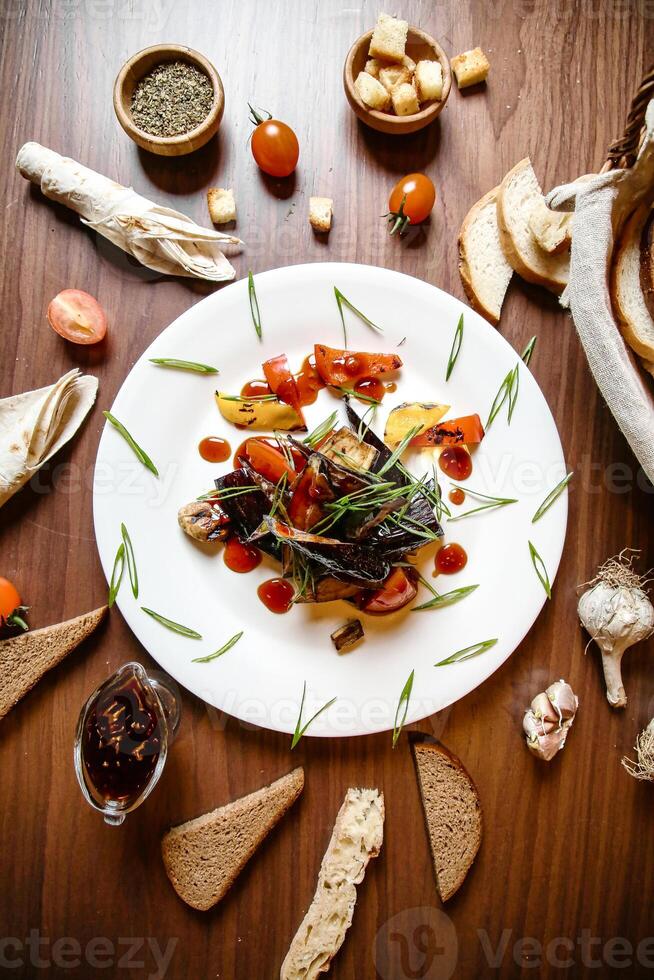 abundante comida en un blanco plato en de madera mesa foto