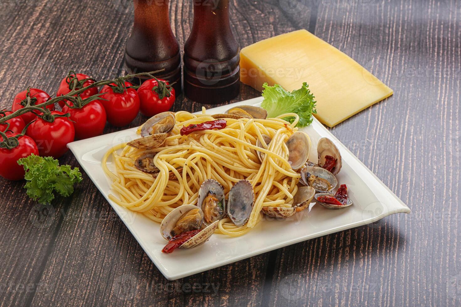 Pasta with vongole and tomato photo