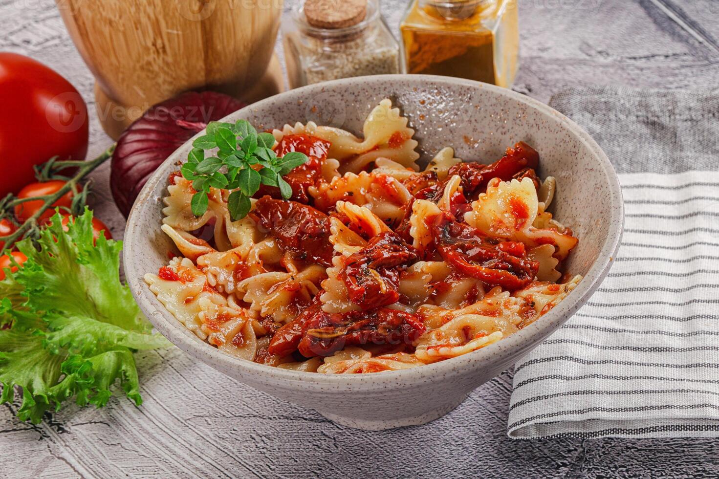 pasta farfalle con seco tomate foto