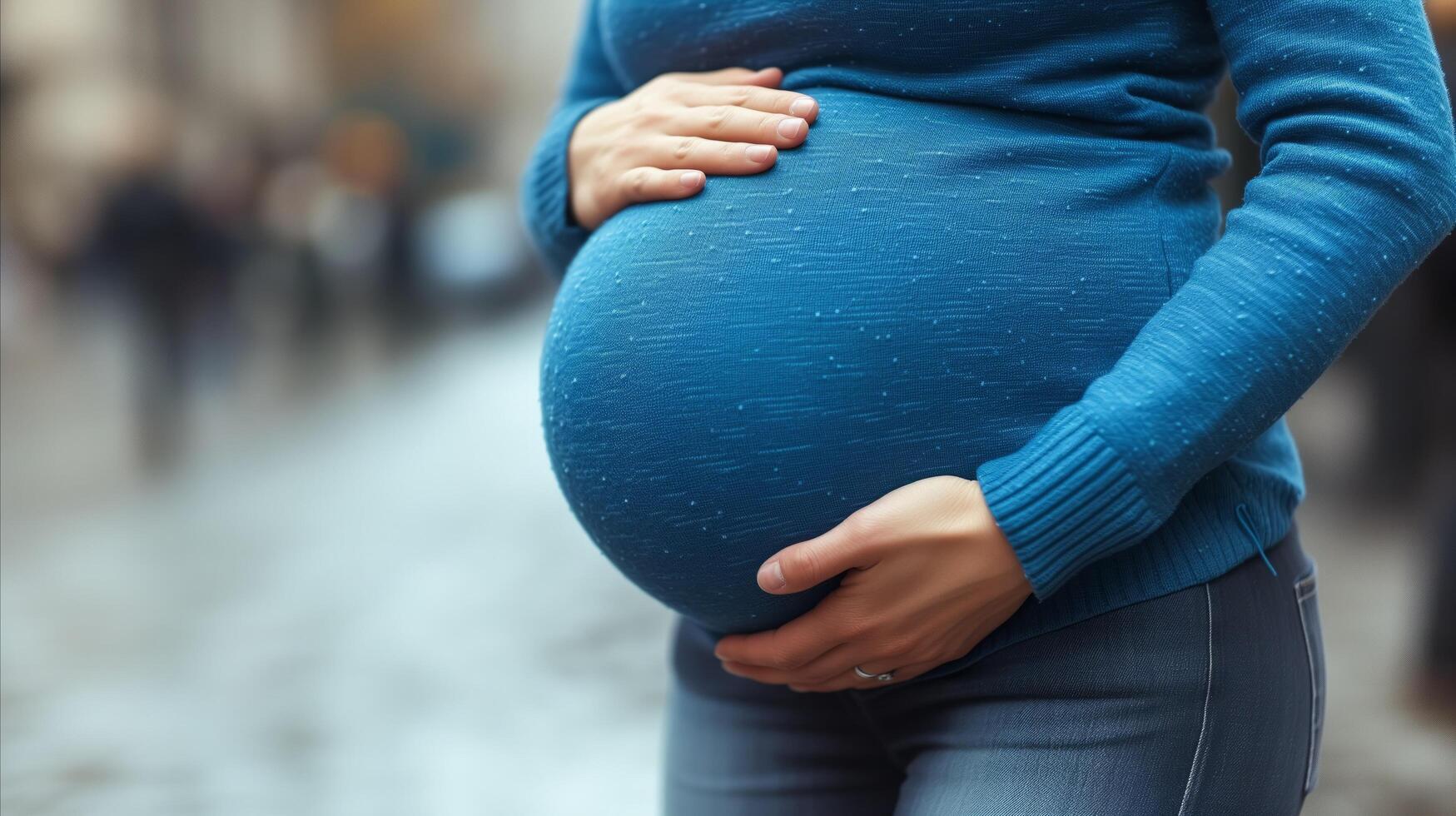 ai generado expectante madre participación barriga en un ocupado calle foto