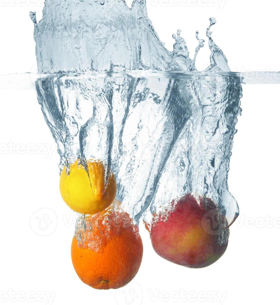 frutas en agua foto