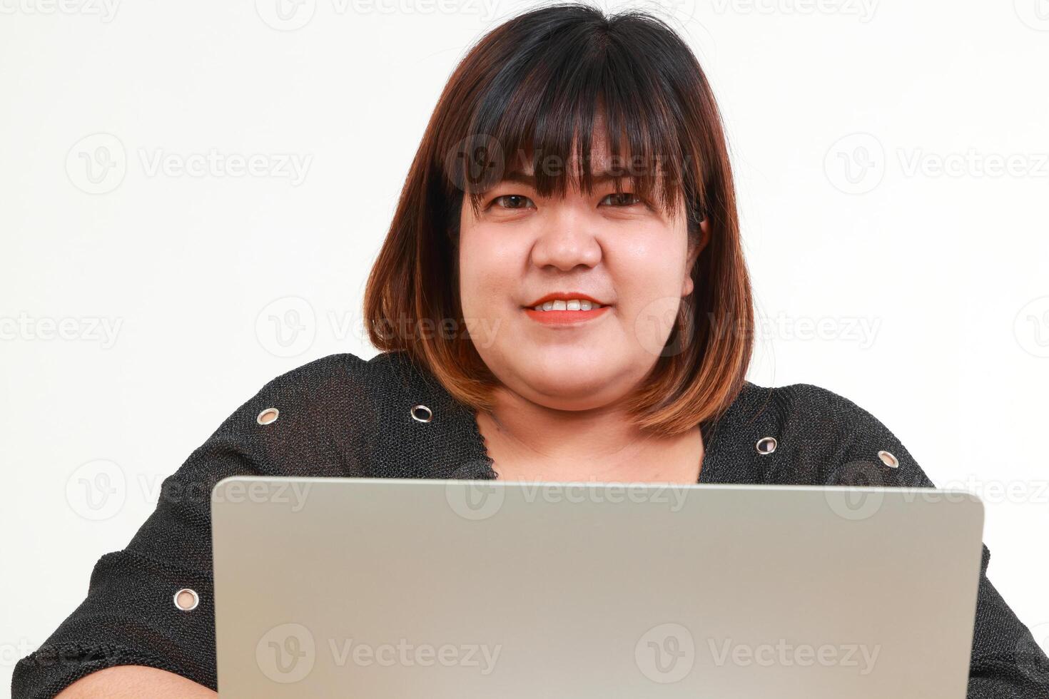 grasa asiático mujer se sienta a trabajo utilizando su ordenador portátil computadora, ella disfruta laboral. negocio concepto emprendedor. trabajando en línea. blanco antecedentes foto