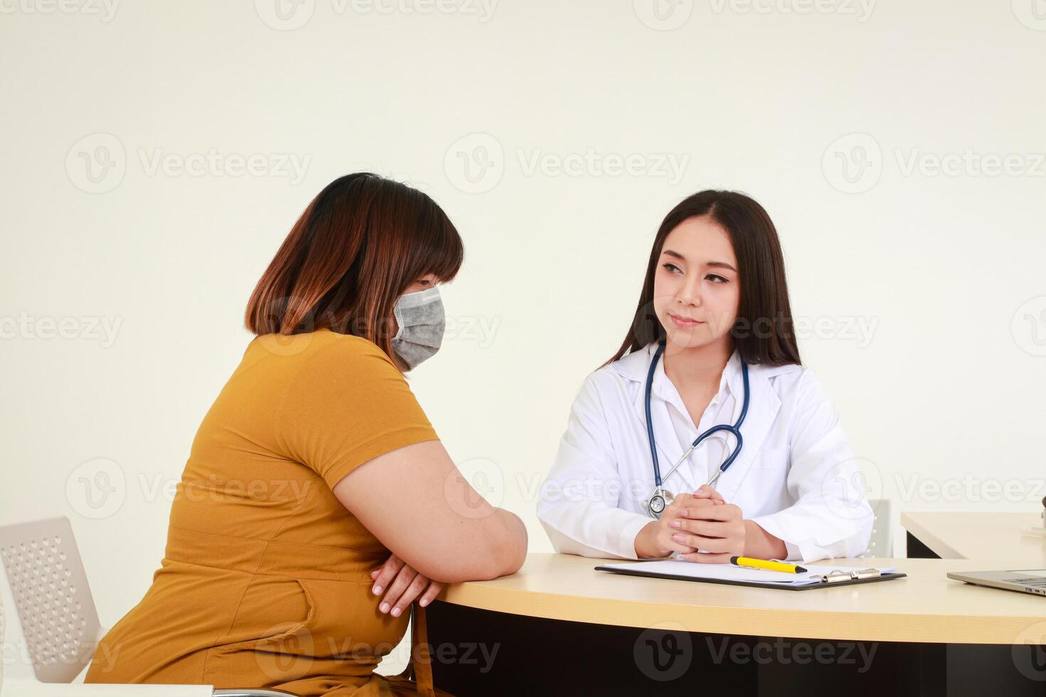 concepto de médico servicios en hospitales asiático hembra médico tratando obeso hembra paciente vistiendo mascarilla. obeso salud cuidado foto