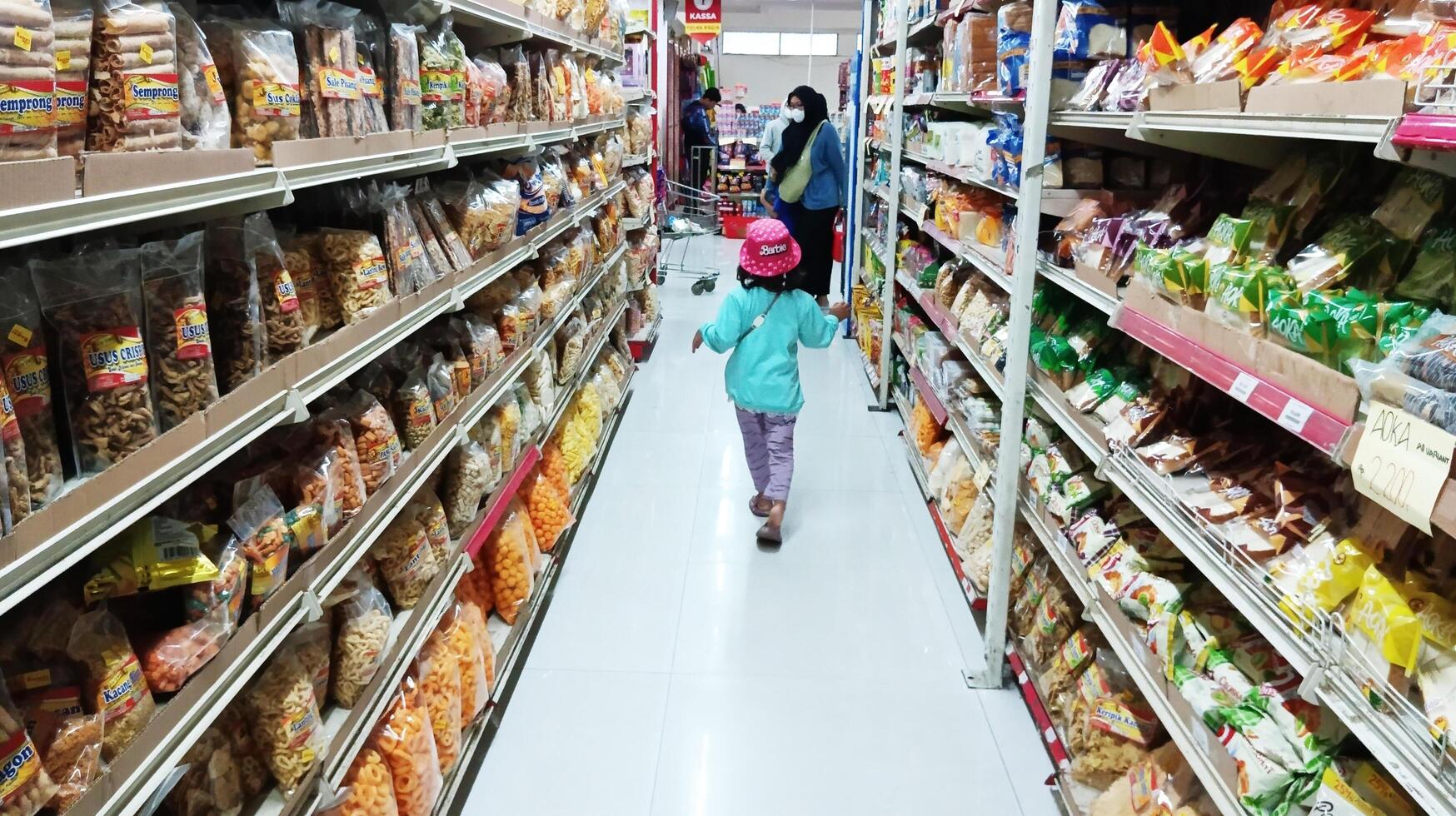 semarang, Indonesia - febrero, 2024 - producto monitor caso en un supermercado foto