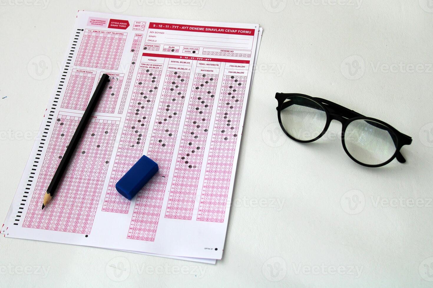 óptico lector, lápiz, anteojos, y borrador en él. examen, idea conspetarse. futuro ansiedad. incertidumbre. múltiple elección examen.adultos tomando el examen. foto