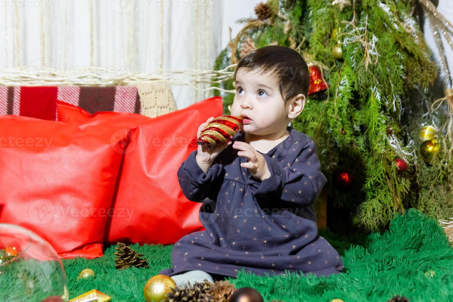 el pequeño niño jugando con Navidad decoraciones en estudio, pequeño niño con Navidad pelota foto