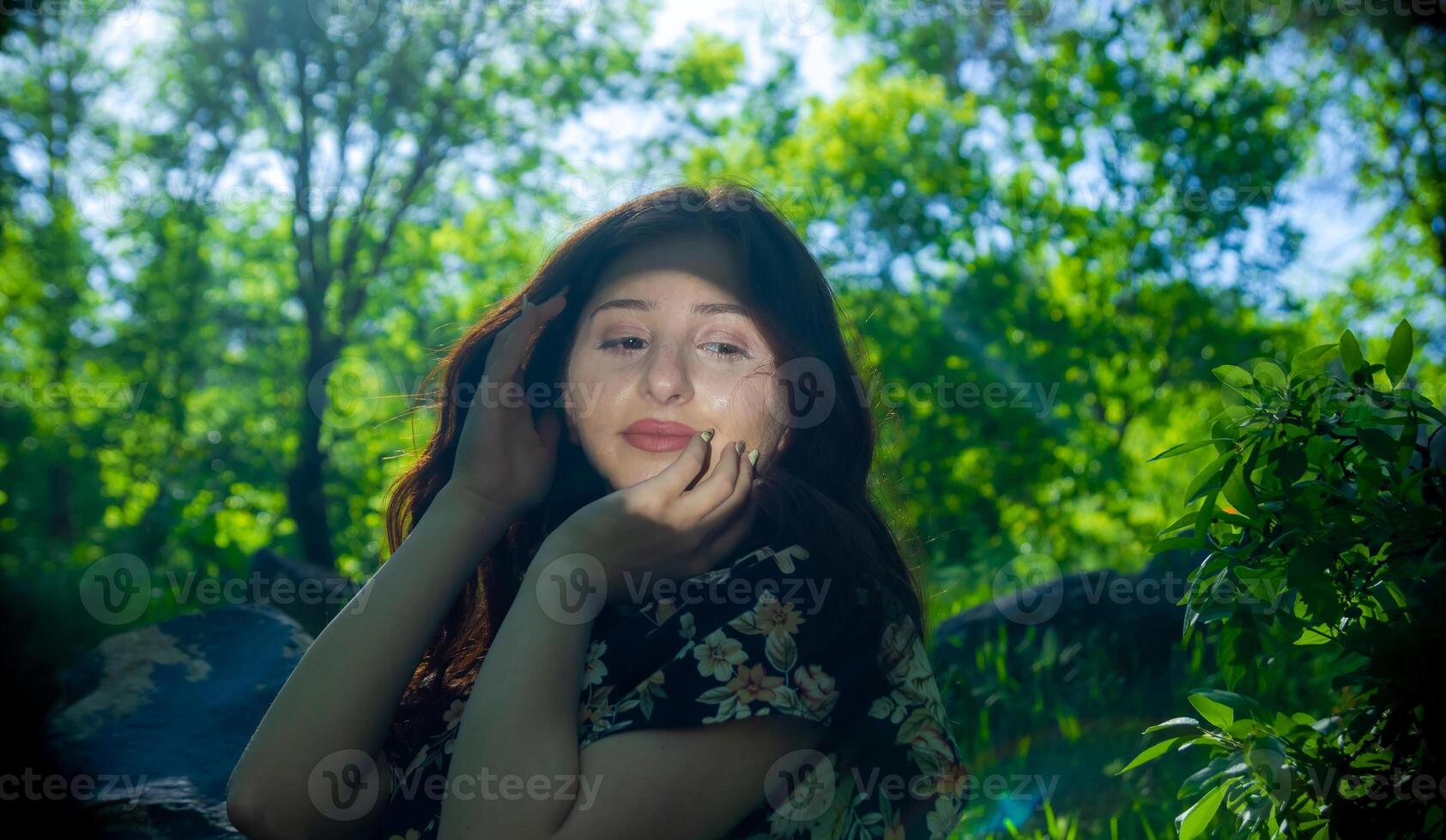 rojo peludo mujer en el parque, bonito mujer en el naturaleza foto