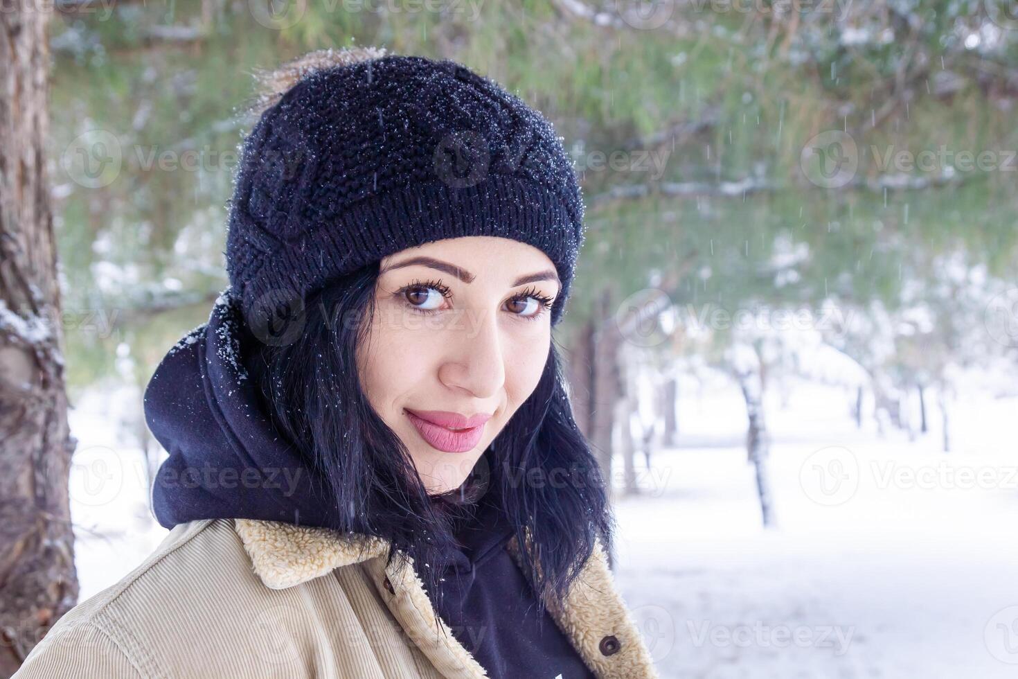 woman in forest, portrait of a woman in winter forest, cute woman in winter park photo