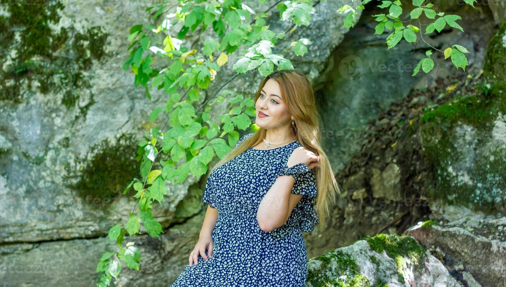 bonito joven niña en el naturaleza foto